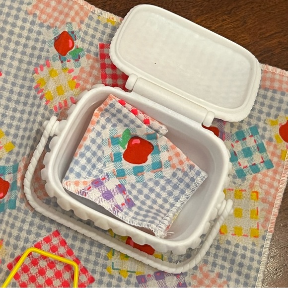 Barbie 1990’s Lot Picnic Table Barbecue Grill Food Cooler Basket Blanket Guitar - Picture 10 of 13